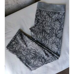 Fabletics Sebastian Grey Floral Seamless Cropped‎ Leggings Size Medium